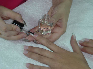 Primer is applied to the nail plate. Take precaution of applying to nail plate only and not to the tips